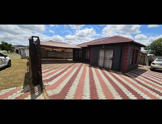 3 BEDROOM HOUSE FOR SALE IN LOTUS GARDENS